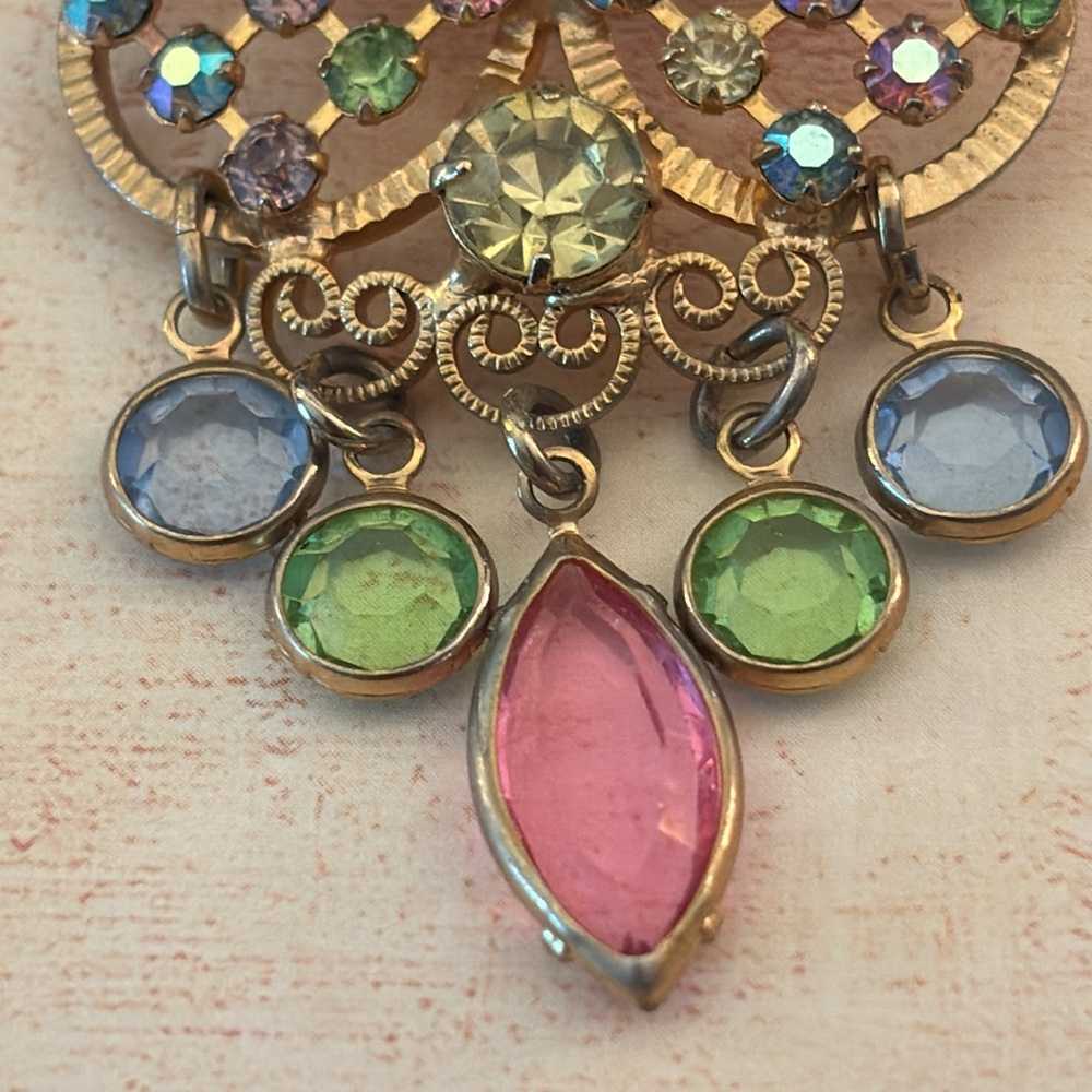 Gorgeous Vintage Victorian style dangling pastel rhinestone brooch !